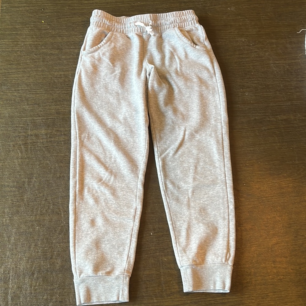 Girls size 7/8 grey sweatpants with pockets